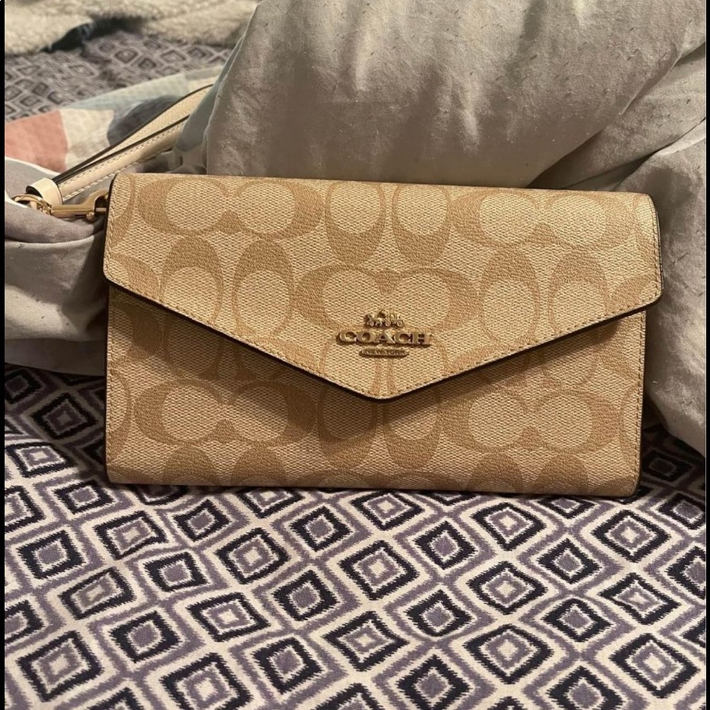 Brand new coach wallet. Smoke free home, just too big for me .